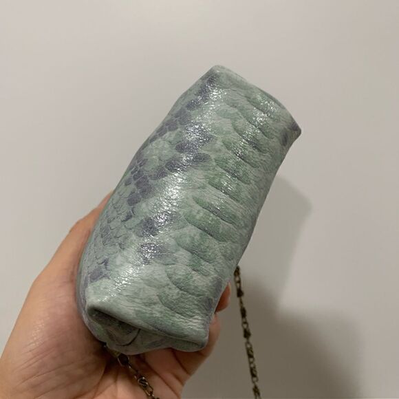 Chic Handsewn Embossed Leather Castle Shaped & Kisslock Coin Purse with Chain - Picture 10 of 15